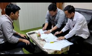 Kepala SMA Islam Terpadu (SMAIT) Al-Fityan School Gowa, Ust. Hairil Takbir, bersama Direktur Edutour Decimal, saat melakukan teken MoU keberangkatan Edutour Pelajar SMAIT Al-Fityan,