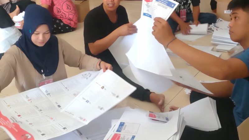 Dikejar Target, KPU Pinrang Tambah Jumlah Petugas Sortir Lipat Surat Suara