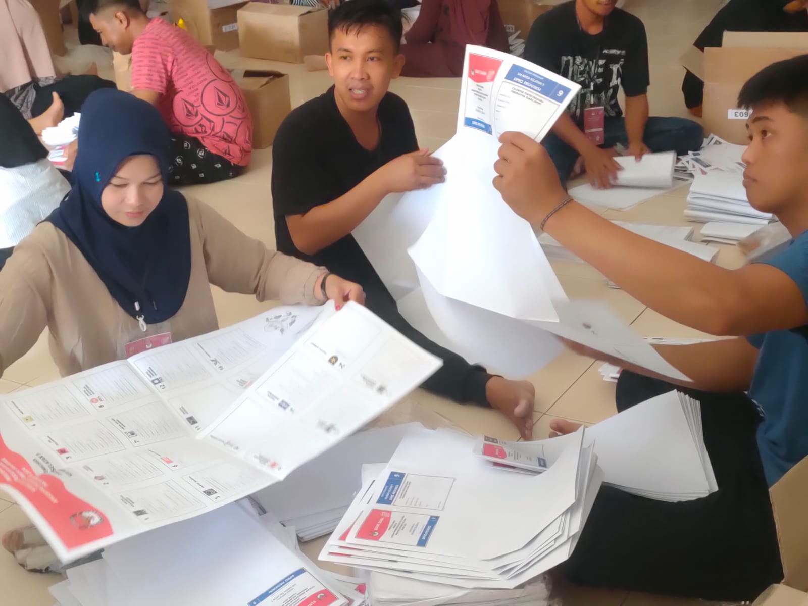 Dikejar Target, KPU Pinrang Tambah Jumlah Petugas Sortir Lipat Surat Suara