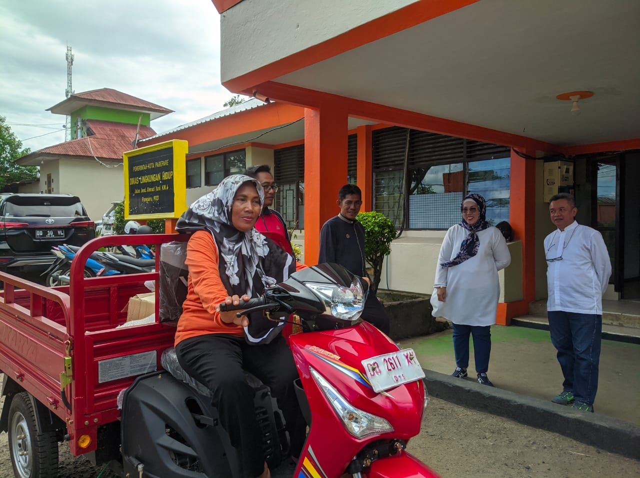 Yasser Latief Beri Bantuan Motor Pengangkut Sampah ke Warga Ujung