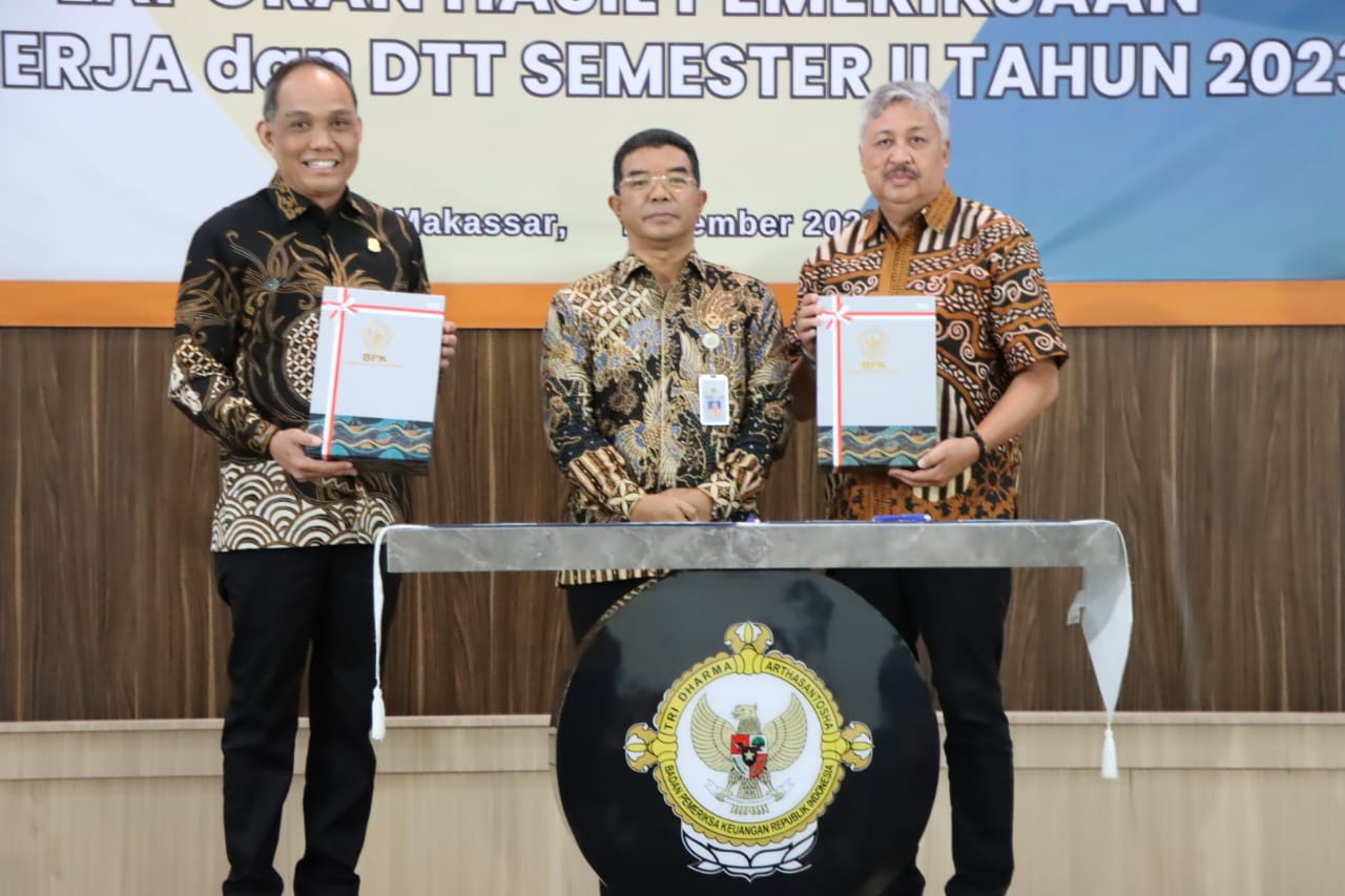 Kaper BPK Sulsel Serahkan LHP Semester 2 Kabupaten Pinrang kepada Bupati Irwan Hamid