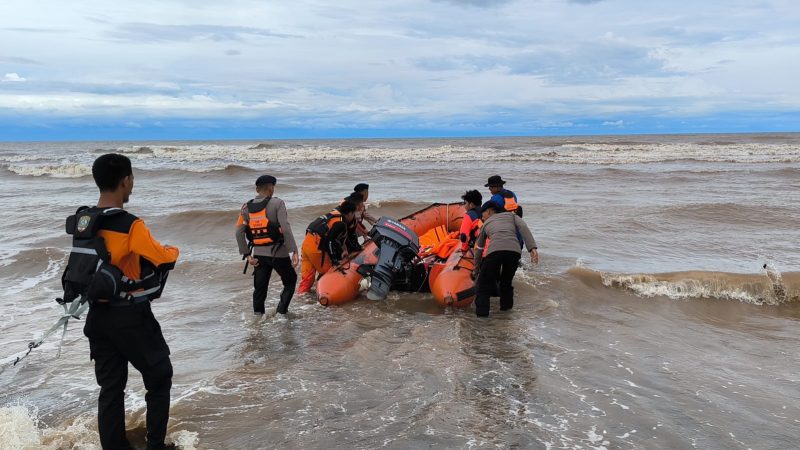 Kapal Nelayan dari NTT Terdampar, Berhasil Diselamatkan di Pantai Ammani