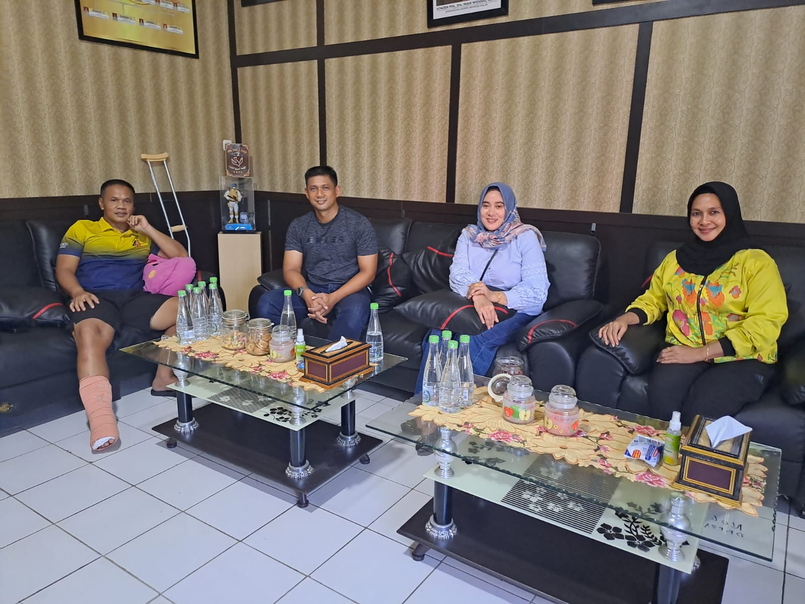 Sejumlah Pihak Jenguk Danyon Brimob Bone, Doakan Lekas Sembuh