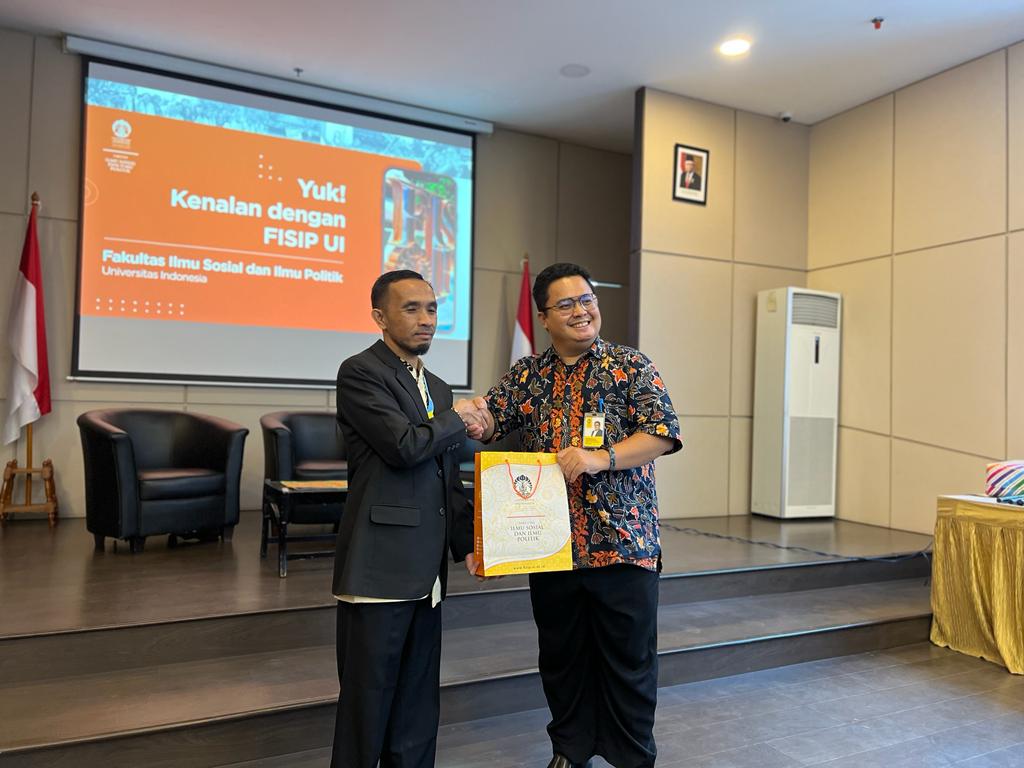 Kepala SMAIT Al-Fityan School Gowa, Ust. Hairil Takbir, bersama Humas Fakultas Ilmu Sosial dan Ilmu Politik (FISIP) Universitas Indonesia (UI), Christoforus A,