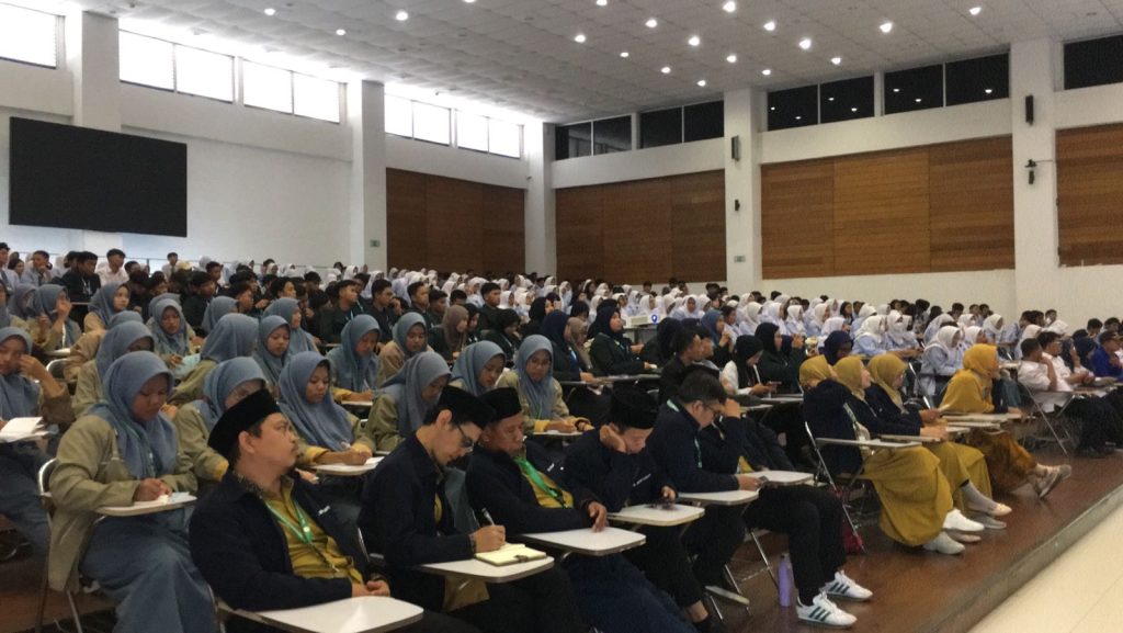 Rarusan peserta dari berbagai sekolah menyaksikan pemaparanAinun Nurul Azqiyah, yang juga merupakan Wakil Ketua Osis SMAIT Al-Fityan School Gowa. (31/01/24).