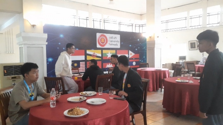 Peserta Edutour dari SMAIT Al-Fityan Shcool Gowa, saat menikmati santapan sarapan pagi di Hotel UI Makara. (30/1/24).