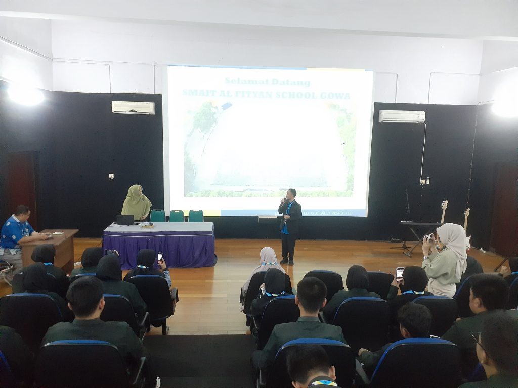 Kepala SMAIT Al-Fityan School Gowa, Ust. Hairil Takbir, saat mempersilahkan siswanya, Nadia Azzahra Putri Irwindo, untuk menyampaikan gagasannya. (1/2/24).