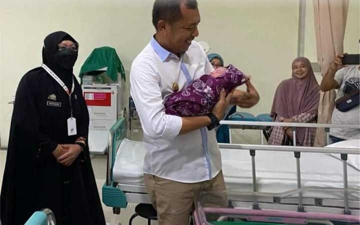 Lahir Bersamaan HUT Parepare ke 64, Dua Bayi Dapat Kado Spesial dari Akbar Ali