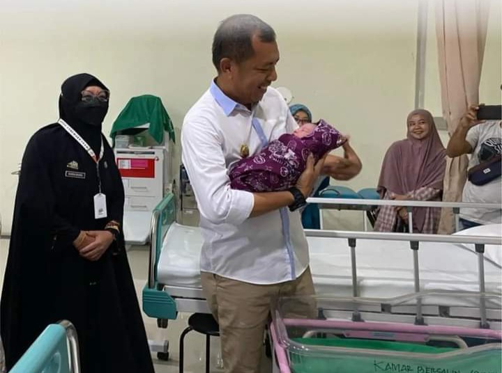 Lahir Bersamaan HUT Parepare ke 64, Dua Bayi Dapat Kado Spesial dari Akbar Ali