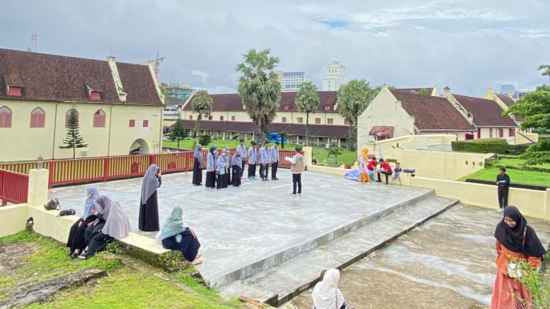 Pengurus OSIS MA Punnia Pinrang Dilantik di Benteng Fort Rotterdam