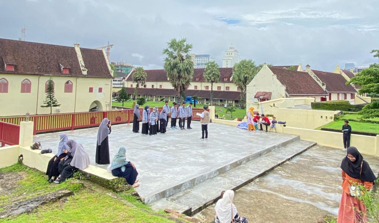 Pengurus OSIS MA Punnia Pinrang Dilantik di Benteng Fort Rotterdam