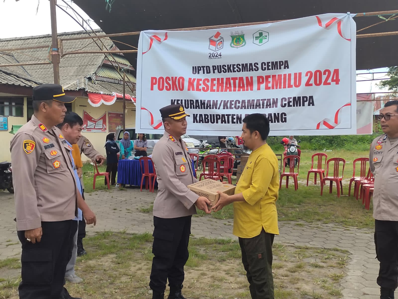 Cek Kesehatan Personil Polri dan PTPS Pemilu 2024, Kapolres Pinrang Bagikan Vitamin