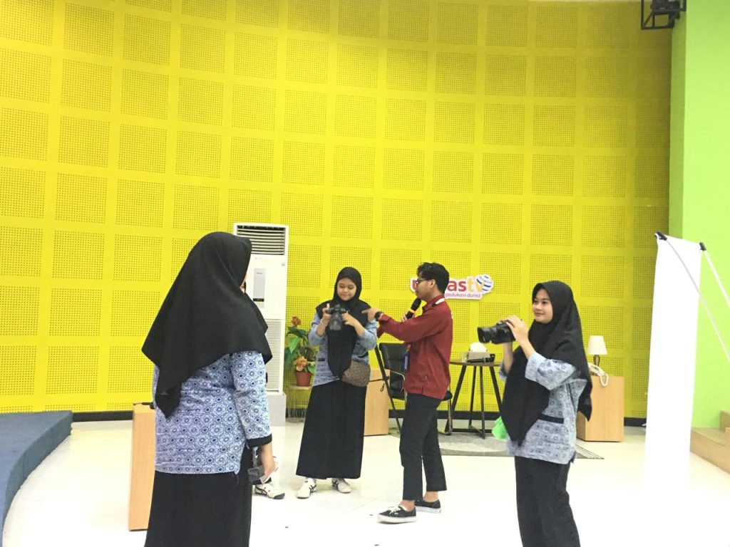 Peserta Career Week SMAIT Al-Fityan School Gowa, saat melakukan prakter reportase di Strudi Unhas TV, (20/2/24)