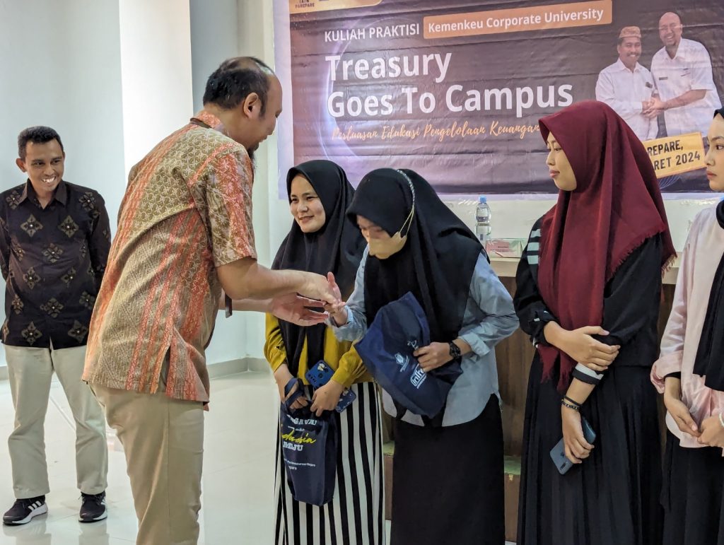 Kepala KPPN Parepare, Ferryal Resque, saat memberikan hadiah kepada peserta (1/3/24).