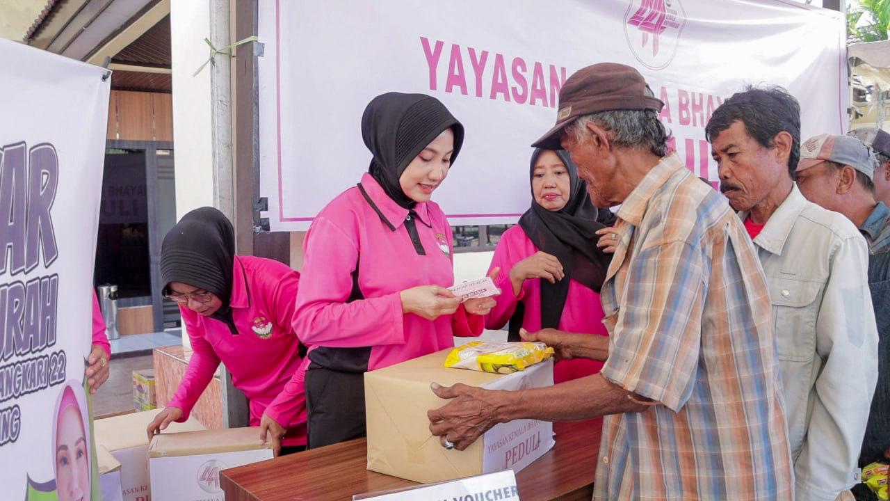 Pengurus Yayasan Kemala Bhayangkari Cabang Pinrang Hadirkan Gebyar Pasar Murah, Ratusan Warga Padati Halaman Polres