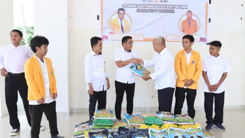 Gandeng Mahasiswa, Kasat Intelkam Polres Parepare Salurkan Bantuan Beras kepada Warga 