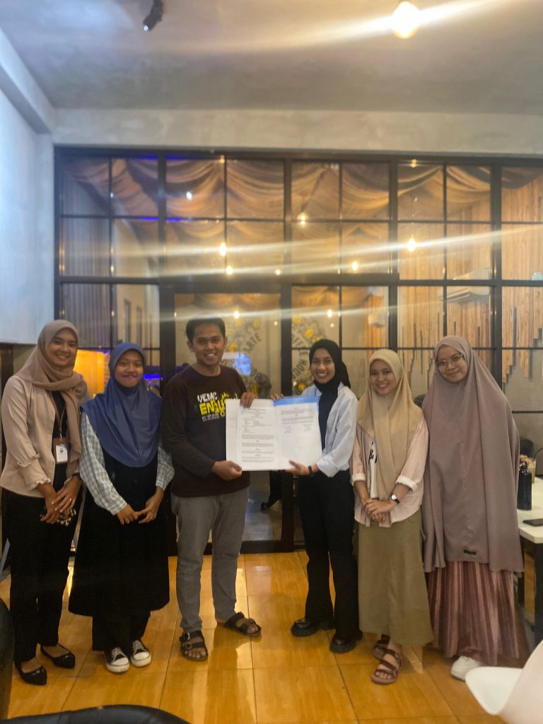 Direktur Kursus Bahasa Inggris Bola Sumange', Mr. Alim Akkas saat menandatangi berkas Memorandum of Understanding (MoU) bersama PT. Decimal Education Center. (6/3/24).