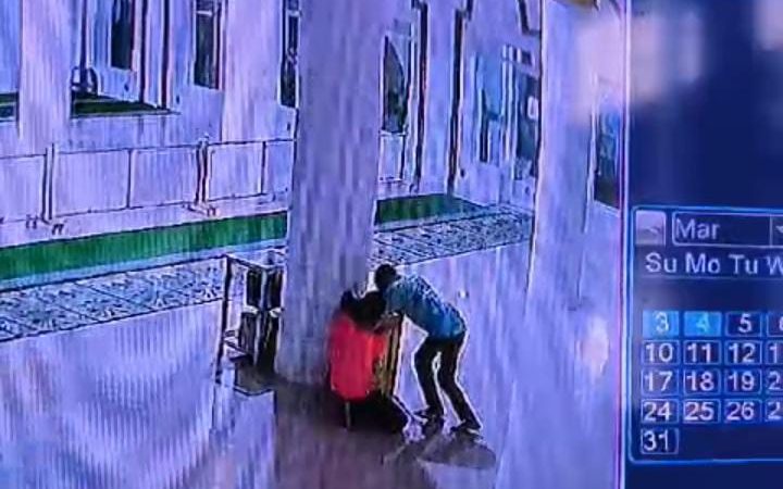 Terekam CCTV, Kotak Amal Masjid Jami Annur Lampoko Barru Digondol Maling 