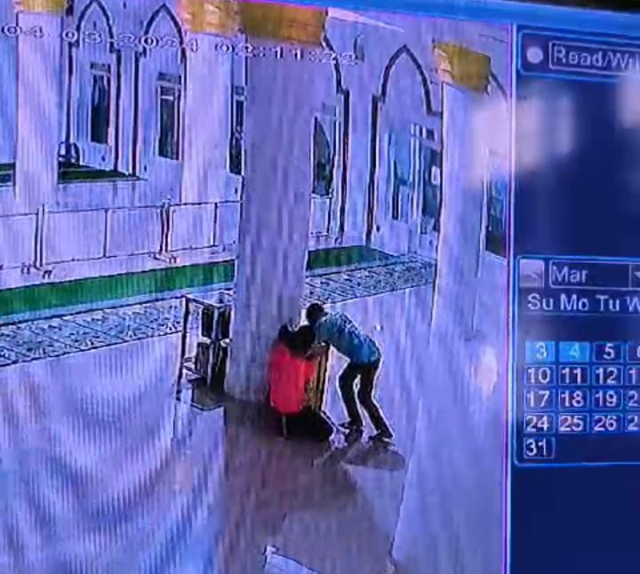 Terekam CCTV, Kotak Amal Masjid Jami Annur Lampoko Barru Digondol Maling 