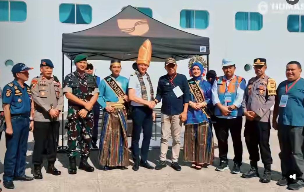 Kapal Seabourn Odyssey Berlabuh di Parepare dengan Membawa 500 Turis