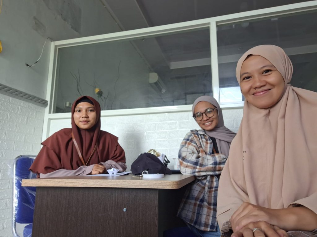 Direktur Direktorat Pendidikan PT. Decimal Education Center, Suci Fatmawati (di depan sebelah kiri), bersama tim.