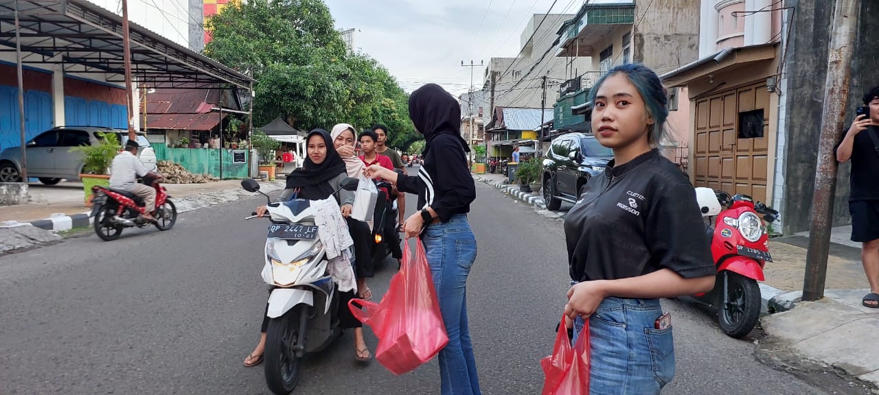 Evo Cafe & Billiard Berbagi Takjil Buka Puasa