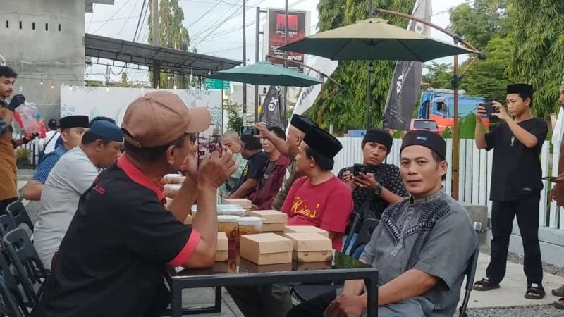 Ketua IWO, PWI, dan Kadis Kominfo Pinrang Gelar Bukber serta Bagi-bagi Parcel bersama Jurnalis