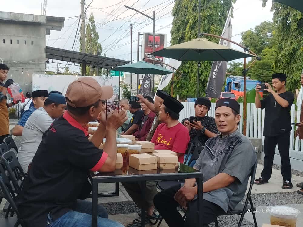 Ketua IWO, PWI, dan Kadis Kominfo Pinrang Gelar Bukber serta Bagi-bagi Parcel bersama Jurnalis