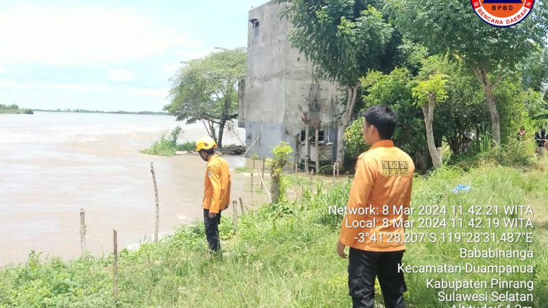 Bangunan Lantai Tiga Ambruk Tergerus Aliran Sungai Saddang Hilir