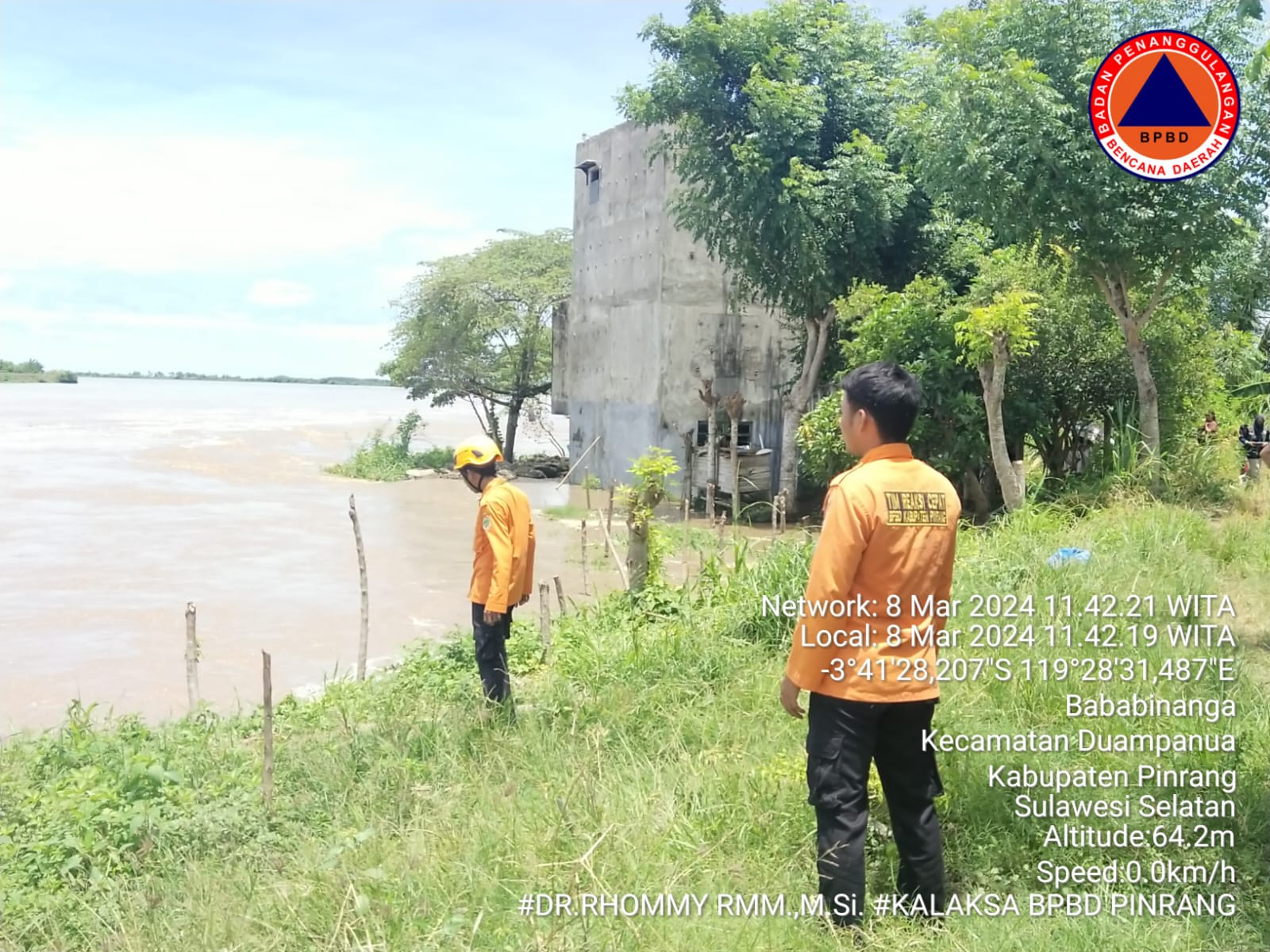 Bangunan Lantai Tiga Ambruk Tergerus Aliran Sungai Saddang Hilir