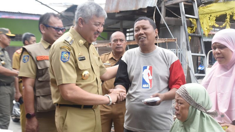 Bupati Pinrang Irwan Hamid Kunjungi Korban Kebakaran