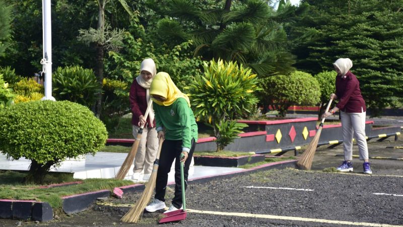 Ciptakan Lingkungan Bersih dan Sehat, Pegawai dan Warga Binaan Rutan Pinrang Kompak Kerja Bakti