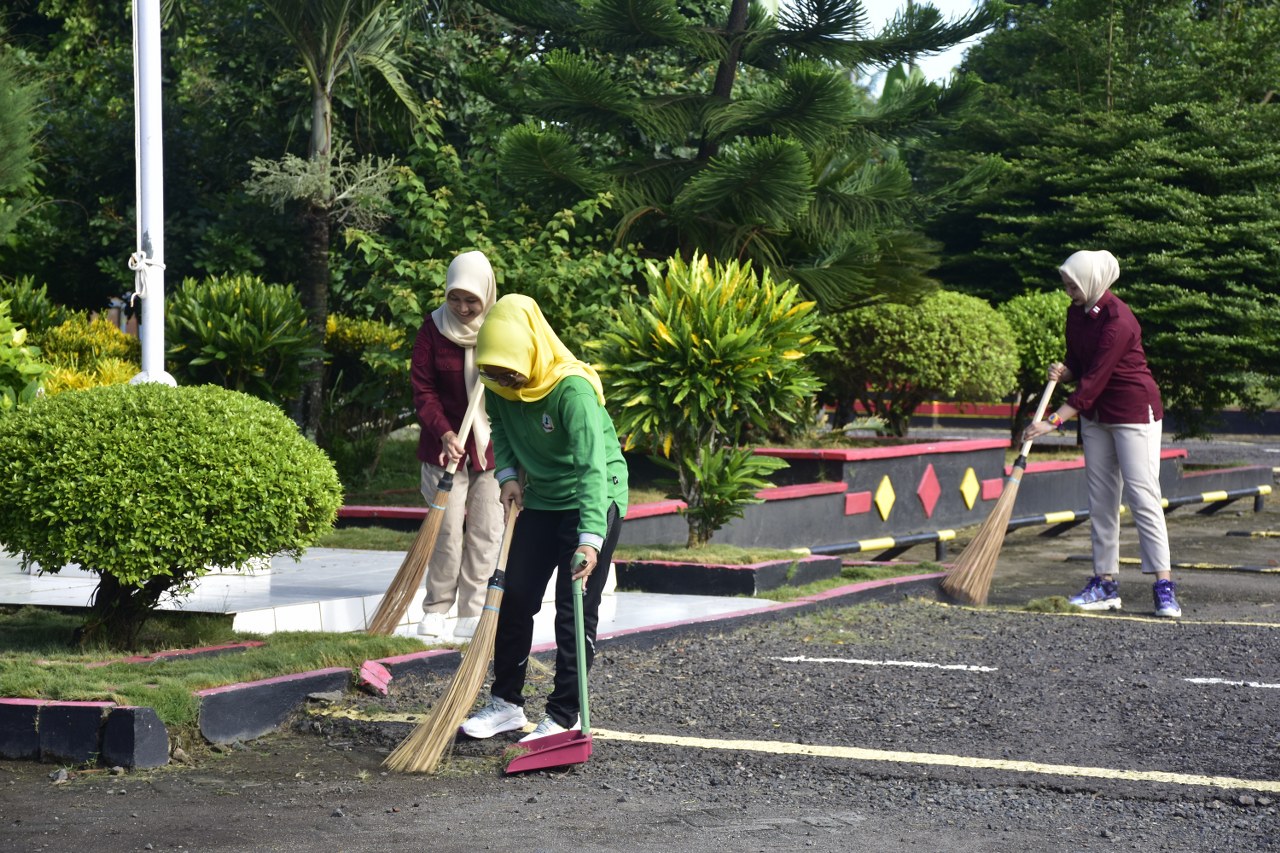 Ciptakan Lingkungan Bersih dan Sehat, Pegawai dan Warga Binaan Rutan Pinrang Kompak Kerja Bakti