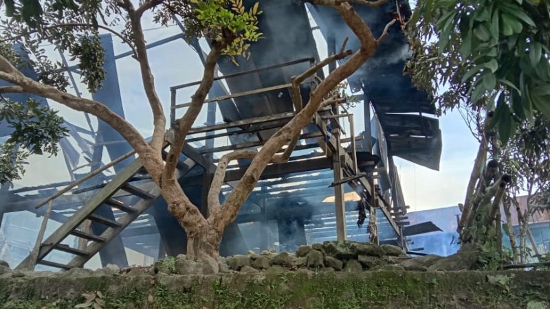 Diduga Arus Pendek , Rumah Panggung di Pinrang Ludes Terbakar
