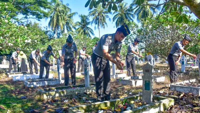 Sambut Hari Bhakti Pemasyarakatan, Karutan Pinrang Pimpin Upacara Tabur Bunga di TMP Palia Pinrang
