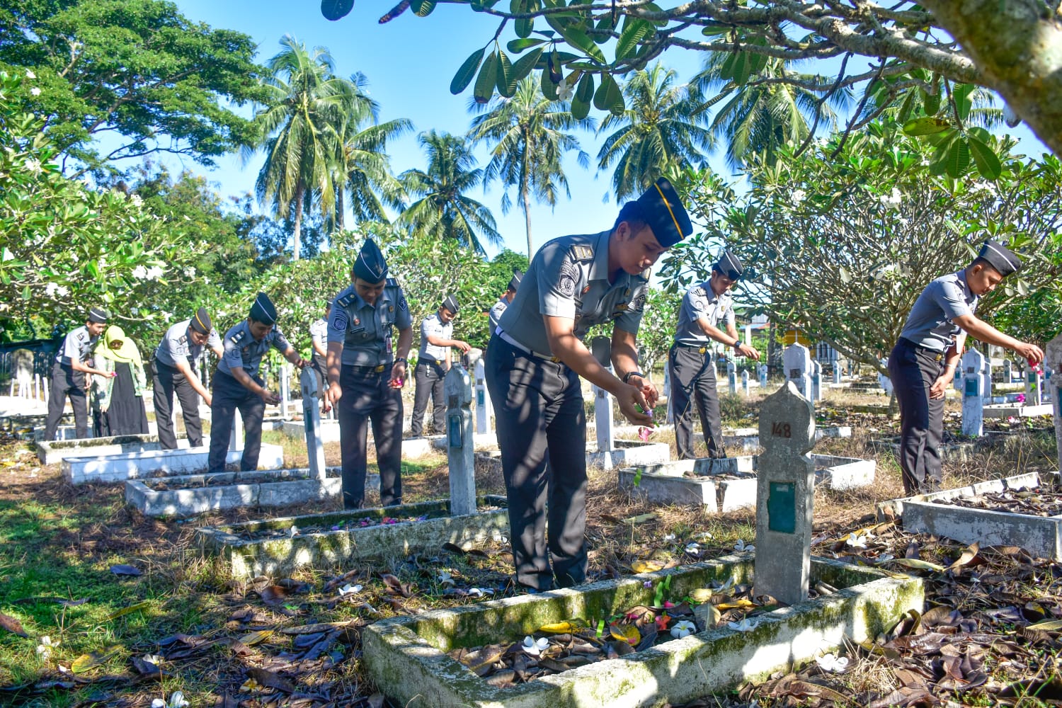 Sambut Hari Bhakti Pemasyarakatan, Karutan Pinrang Pimpin Upacara Tabur Bunga di TMP Palia Pinrang
