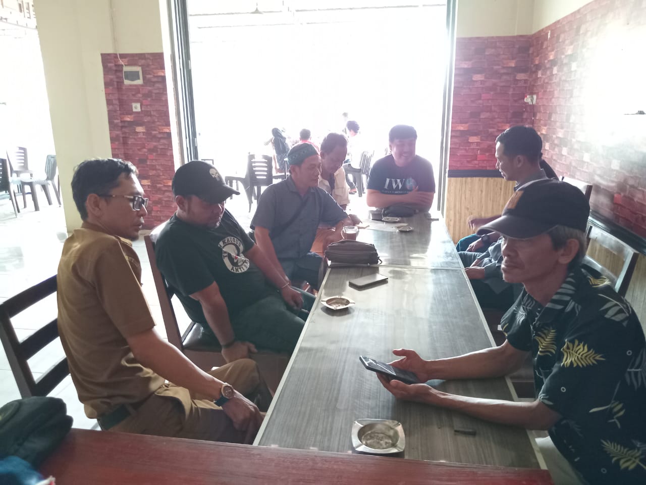 Pererat Silaturahmi dan Kemitraan, Kasi Intel Kejari Pinrang Ngopi Bareng IWO dan Kabid Humas Kominfosandi