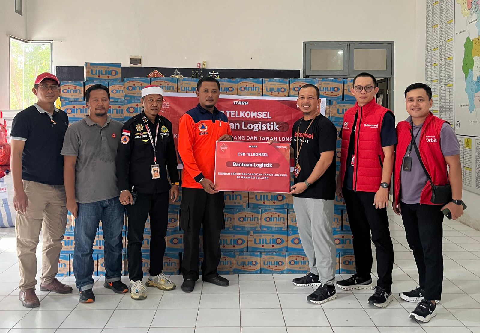 Sambungkan Senyuman, Telkomsel Berikan Bantuan untuk Korban Bencana Alam di Kabupaten Luwu