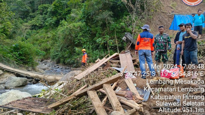 Material Longsor Tutupi Jalan, 600 KK di Lembang Kena Dampan
