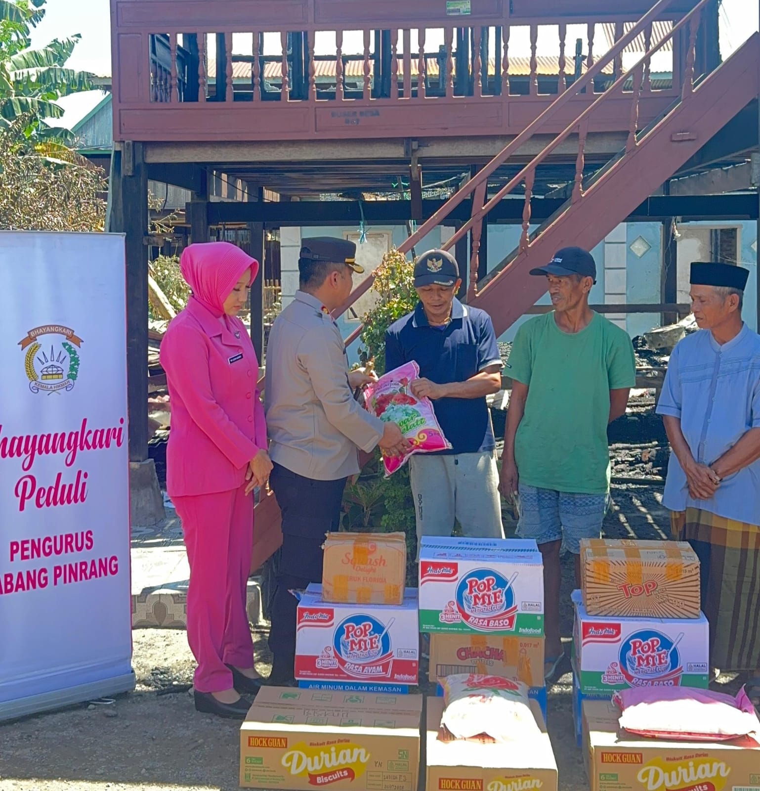 Kapolres Pinrang bersama Ketua Bhayangkari Salurkan Bantuan ke Korban Kebakaran di Kecamatan Lanrisang