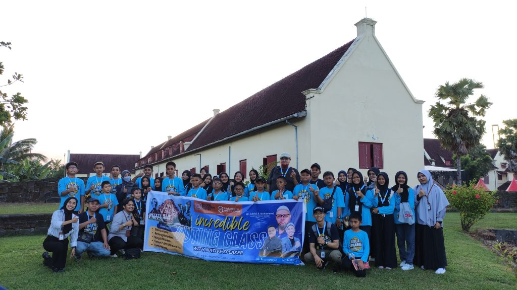 Peserta Incredible Outing Class (IOC), bersama Native Speaker dan tim Decimal Edutour, saat berada di destinasi wisata Benteng Rotterdam.