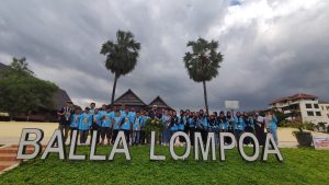 Peserta Incredible Outing Class (IOC), bersama Native Speaker dan tim Decimal Edutour, saat berada di destinasi wisata Balla Lompoa.