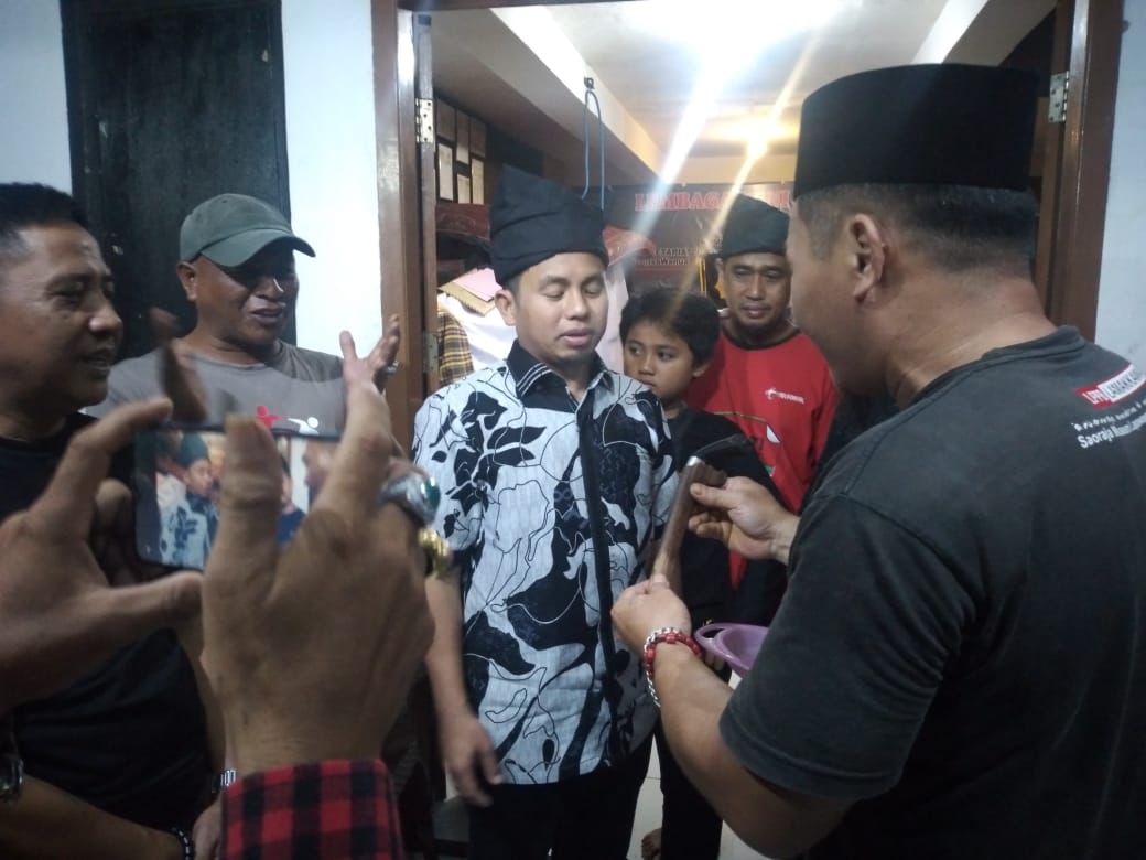 Lembaga Penggiat Budaya LSBW Hadiahi TSM Passapu dan Sebilah Badik