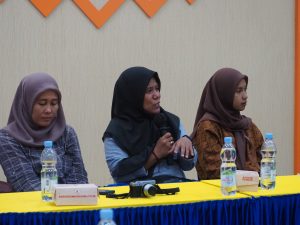 Kak Dhar (Sindo Sulsel), didampingi yanti (TV Peduli) dan Hestiana (Decimalnews.com)