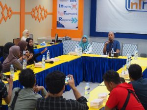 Kepala KPPN Ferryal Resque di dampingi pejabat pengawas melakukan komunikasi publik dengan insan media Ajatappareng