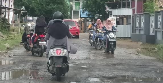 Tokoh Pemuda Patampanua Pj BuPati Pinrang Atensi Jalan Rusak di Depan Kantor Camat