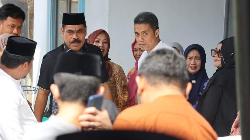 Pemkab Pinrang Berduka, Pj Bupati Ahmadi Akil Melayat di Rumah Kepala DLH Almarhum Sudiman