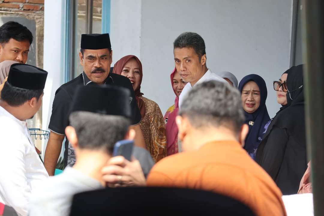 Pemkab Pinrang Berduka, Pj Bupati Ahmadi Akil Melayat di Rumah Kepala DLH Almarhum Sudiman