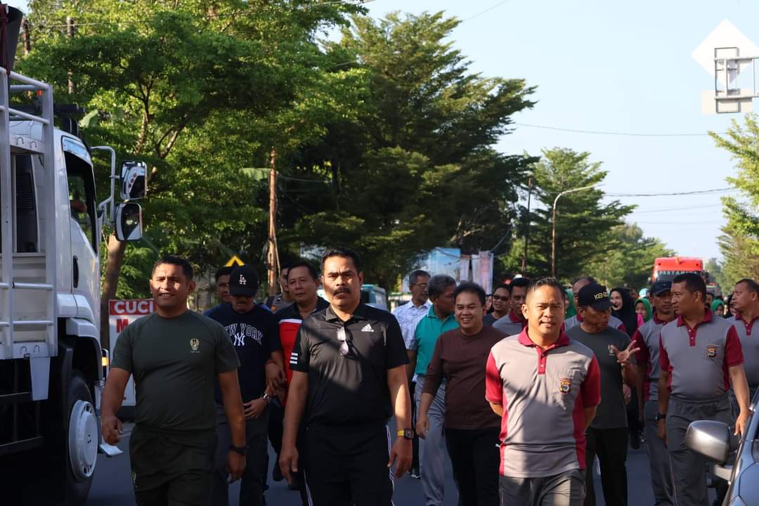 Pj Bupati Pinrang bersama Kapolres Ikuti Jalan Santai dan Senam di Mapolres