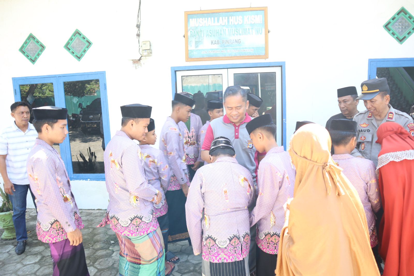 Jumat Curhat di Panti Asuhan Muslimat NU, Kapolres Pinrang Bagikan Paket Sembako ke Anak Yatim